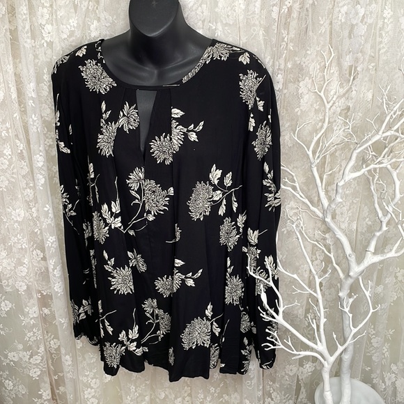 Black & White Large Floral Perfect Blouse. - Picture 6 of 6